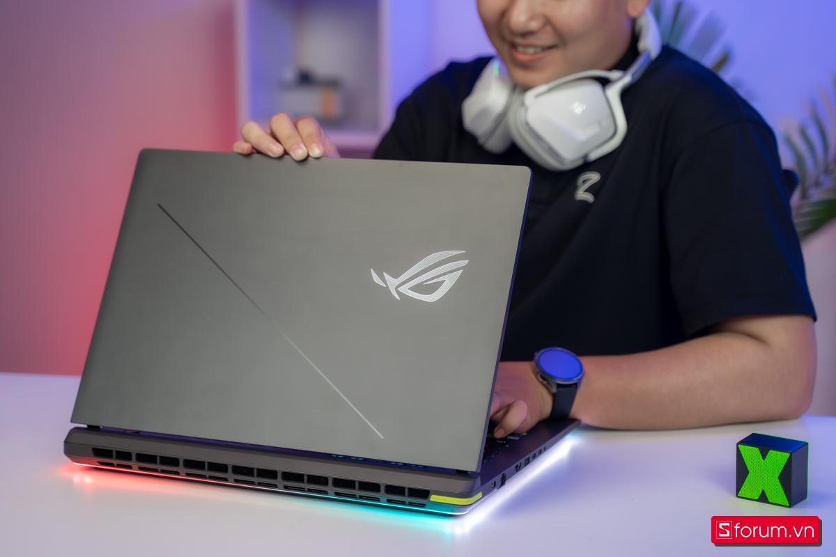 Điểm mạnh lớn của Strix G16 nằm ở màn hình ROG Nebula Display 16-inch độ phân giải WQXGA