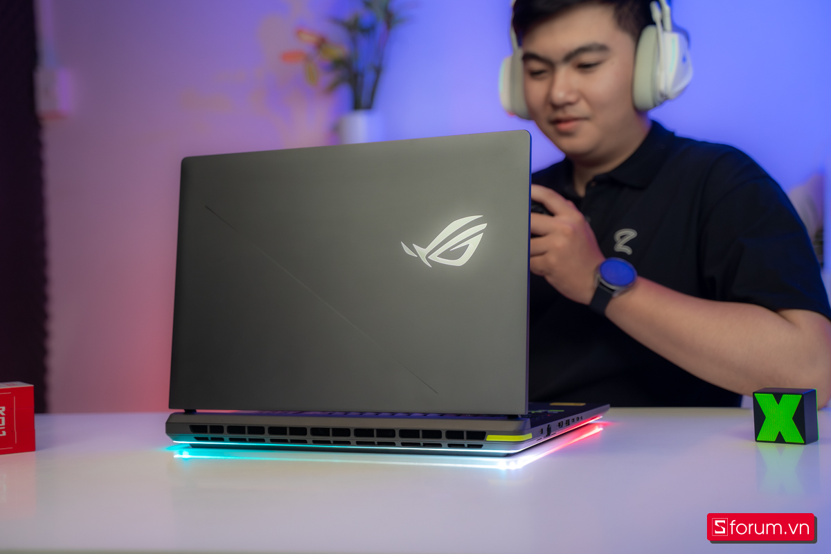 Điểm mạnh lớn của Strix G16 nằm ở màn hình ROG Nebula Display 16-inch độ phân giải WQXGA