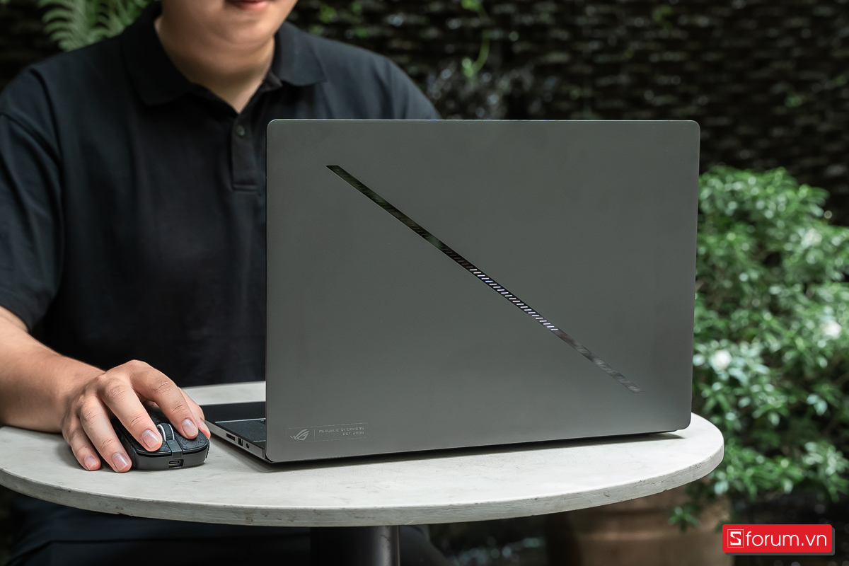 ROG Zephyrus G14/G16 tiếp tục là lựa chọn nổi bật nhờ thiết kế gọn nhẹ nhưng vẫn sở hữu CPU mạnh