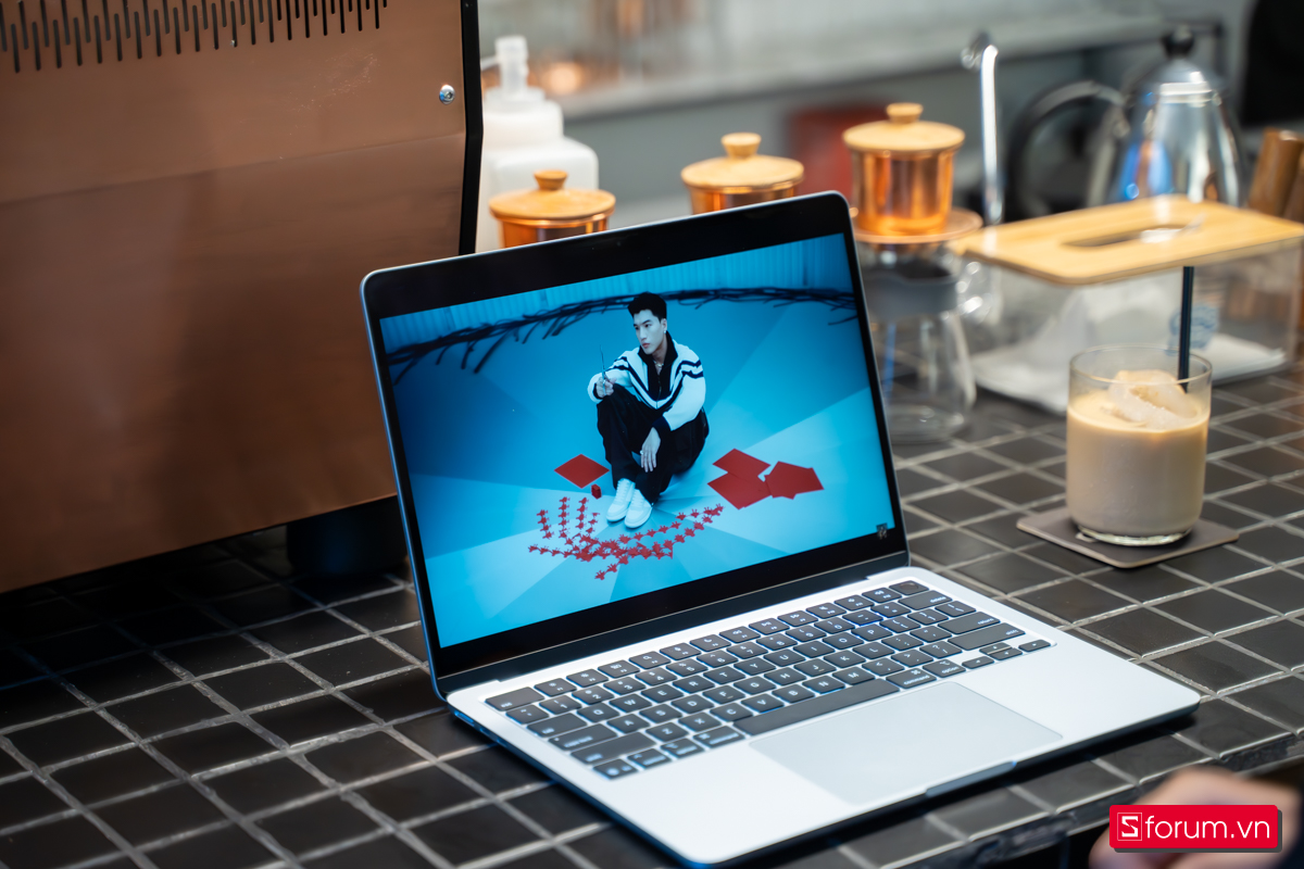 Laptop mỏng nhẹ đáng cân nhắc dịp 8 tháng 3