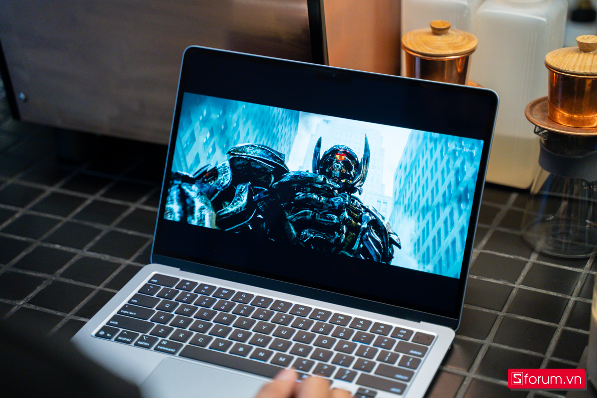 Laptop mỏng nhẹ đáng cân nhắc dịp 8 tháng 3