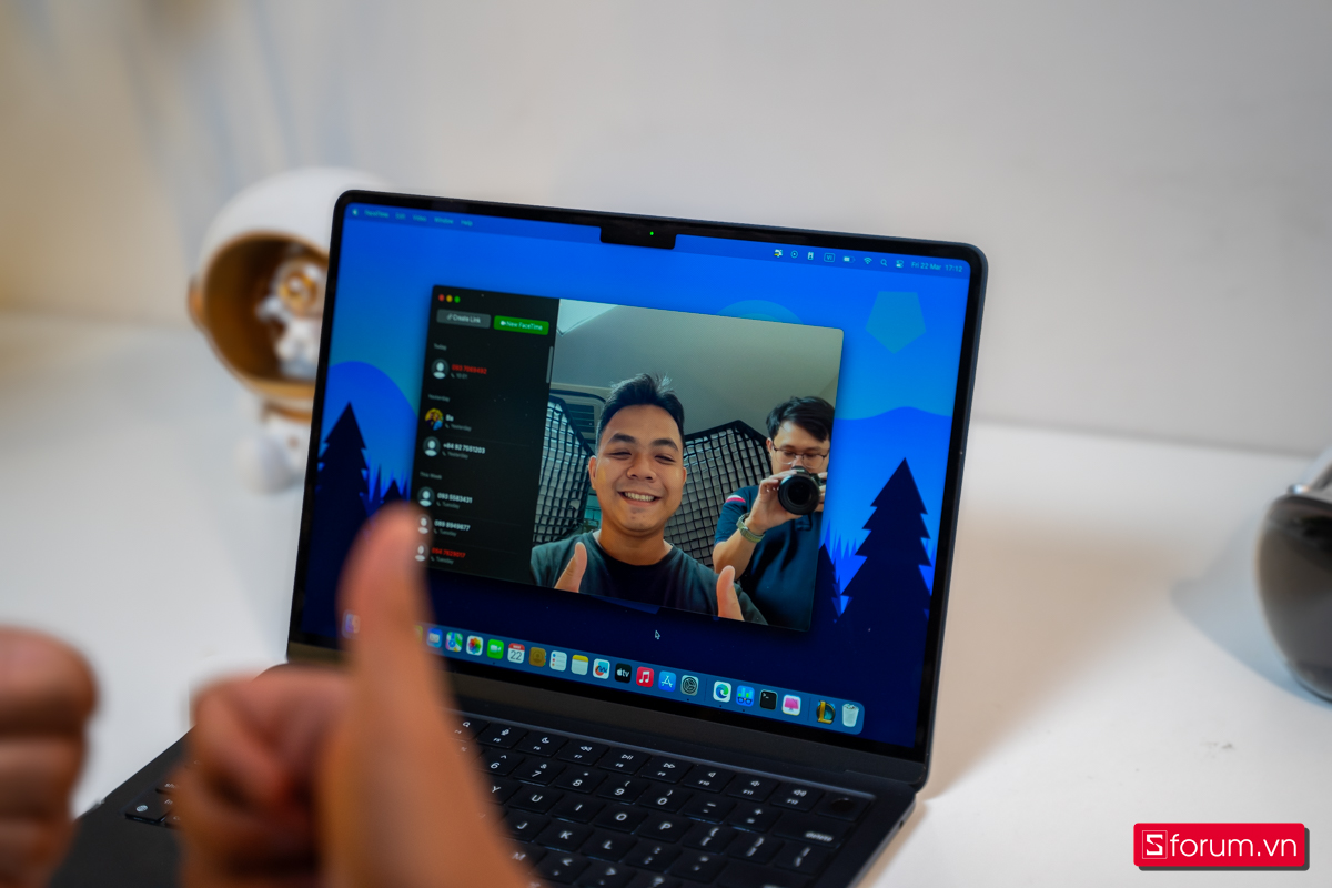 MacBook sang trọng dịp tháng ba