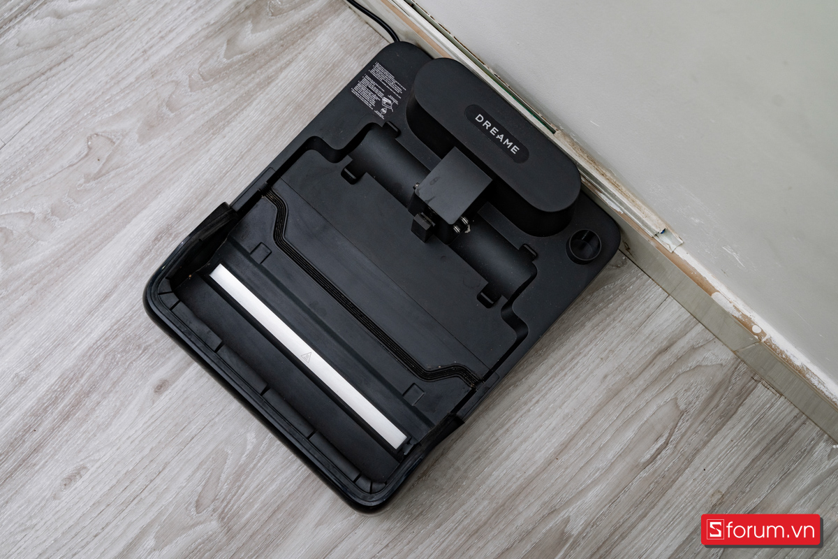 Chổi cuốn ba cạnh cùng lưỡi gạt chống rối tóc giúp hạn chế tóc và lông thú quấn vào trục chổi