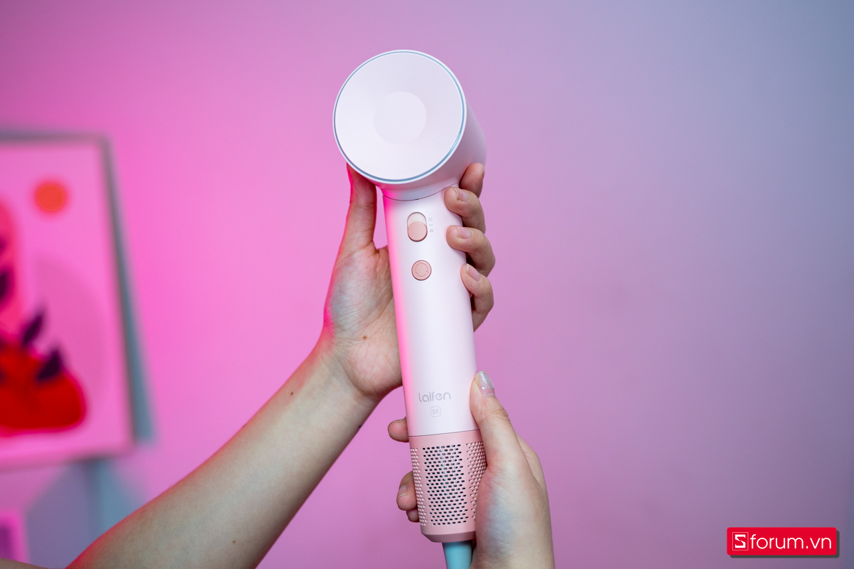 Máy sấy tóc chăm tóc chuẩn salon ngay tại nhà dịp 8/3