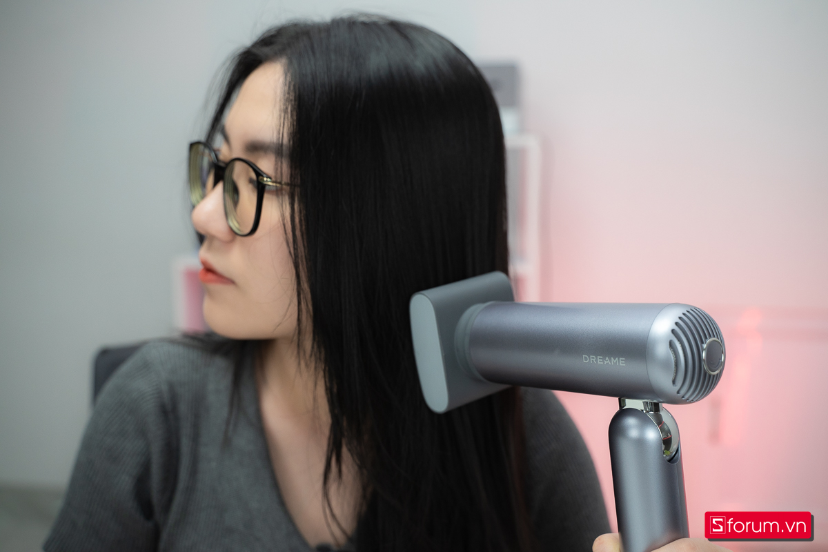 Máy có cảm biến nhiệt thông minh, giữ nhiệt ổn định dưới 57°C và phân bổ nhiệt đều