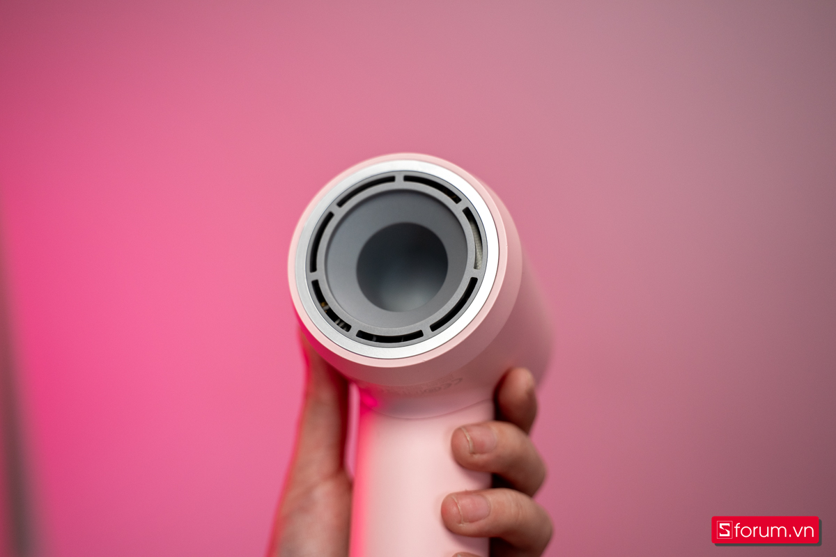 Máy hỗ trợ 2 tốc độ gió cùng 4 chế độ nhiệt gồm nóng, ấm, lạnh và nóng, lạnh luân phiên