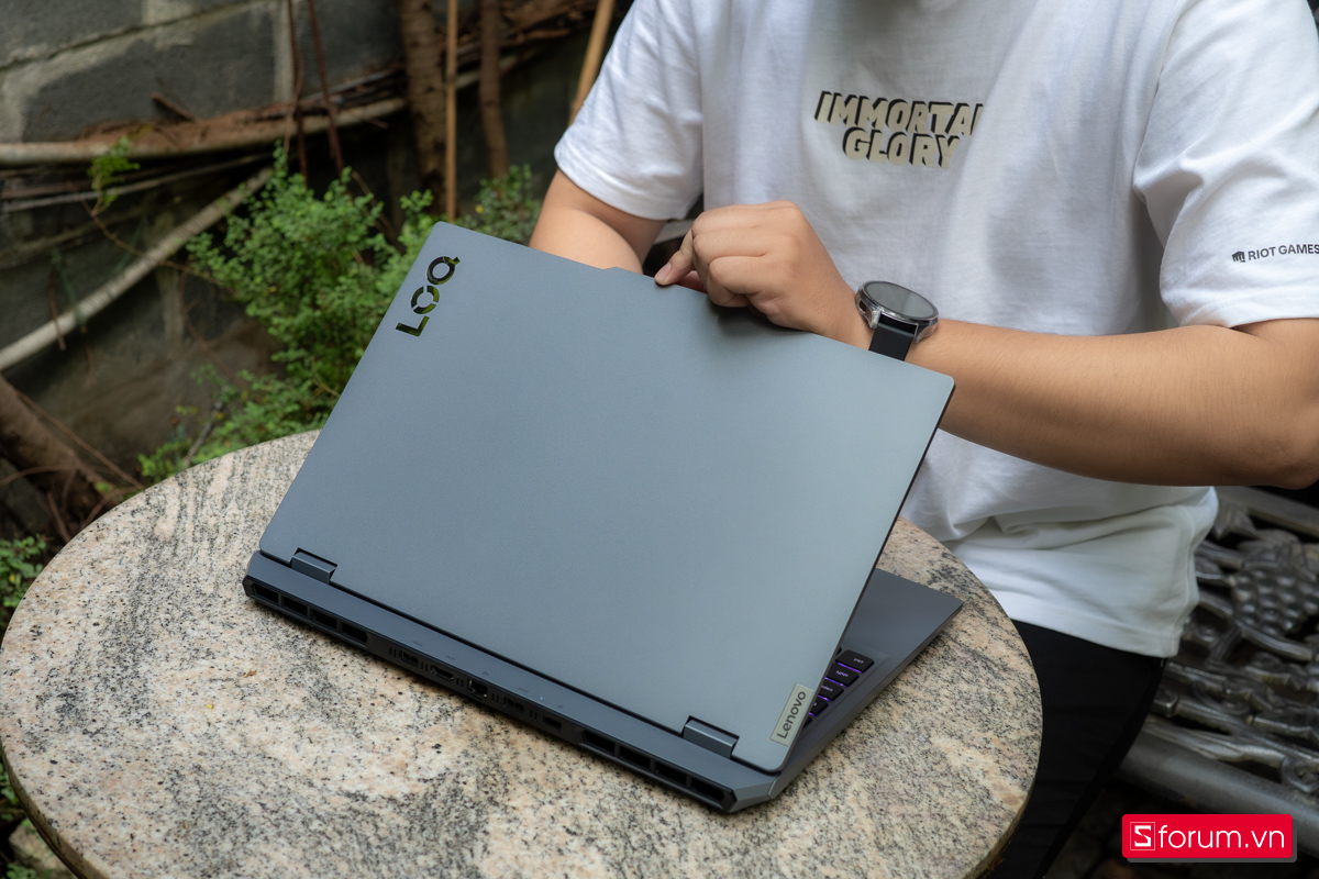 Thiết kế bên ngoài Lenovo LOQ 15AHP10