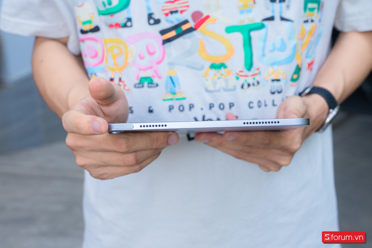 iPad Air 11 inch M3 sử dụng cổng USB-C để sạc và kết nối với các phụ kiện bên ngoài
