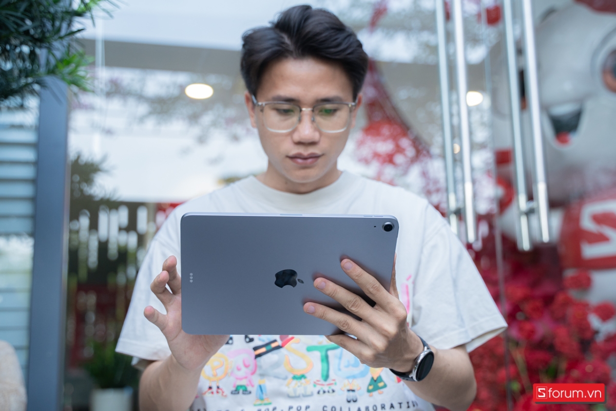 iPad Air 11 inch M3 lại mang cảm giác nhẹ nhàng và linh hoạt hơn nhiều