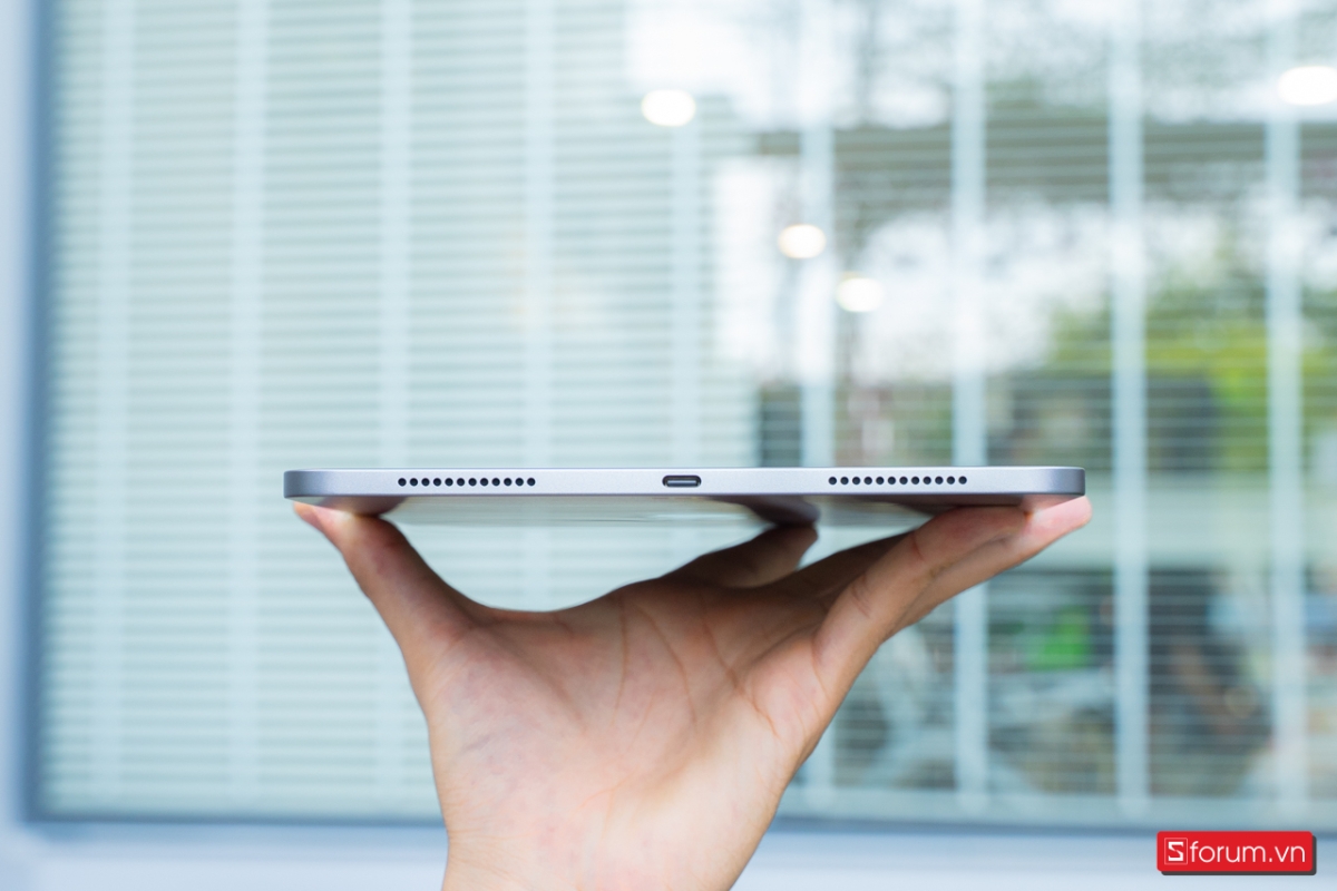 iPad Air 11 inch M3 sử dụng cổng USB-C để sạc và kết nối với các phụ kiện bên ngoài