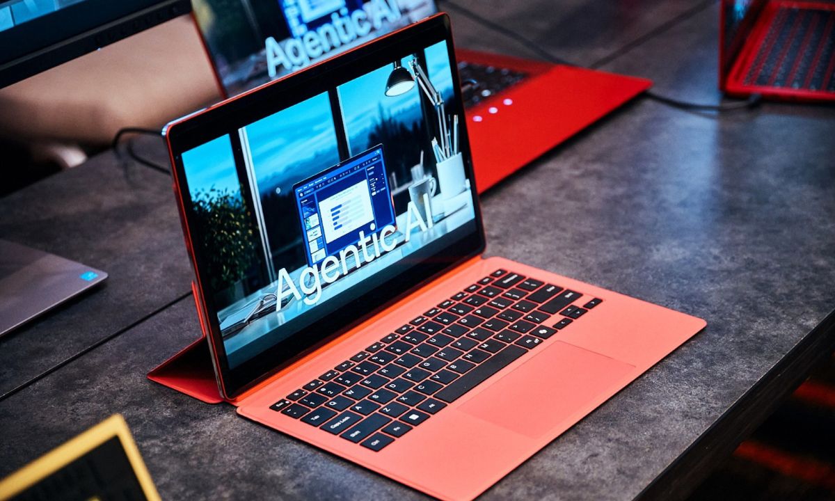 Laptop 2026 không chỉ mạnh hơn, mà còn lạ hơn