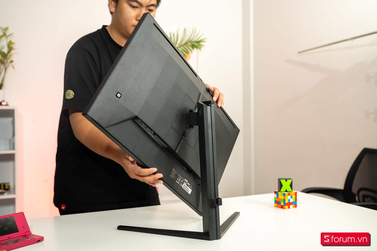 Trụ màn hình hỗ trợ điều chỉnh góc nghiêng linh hoạt
