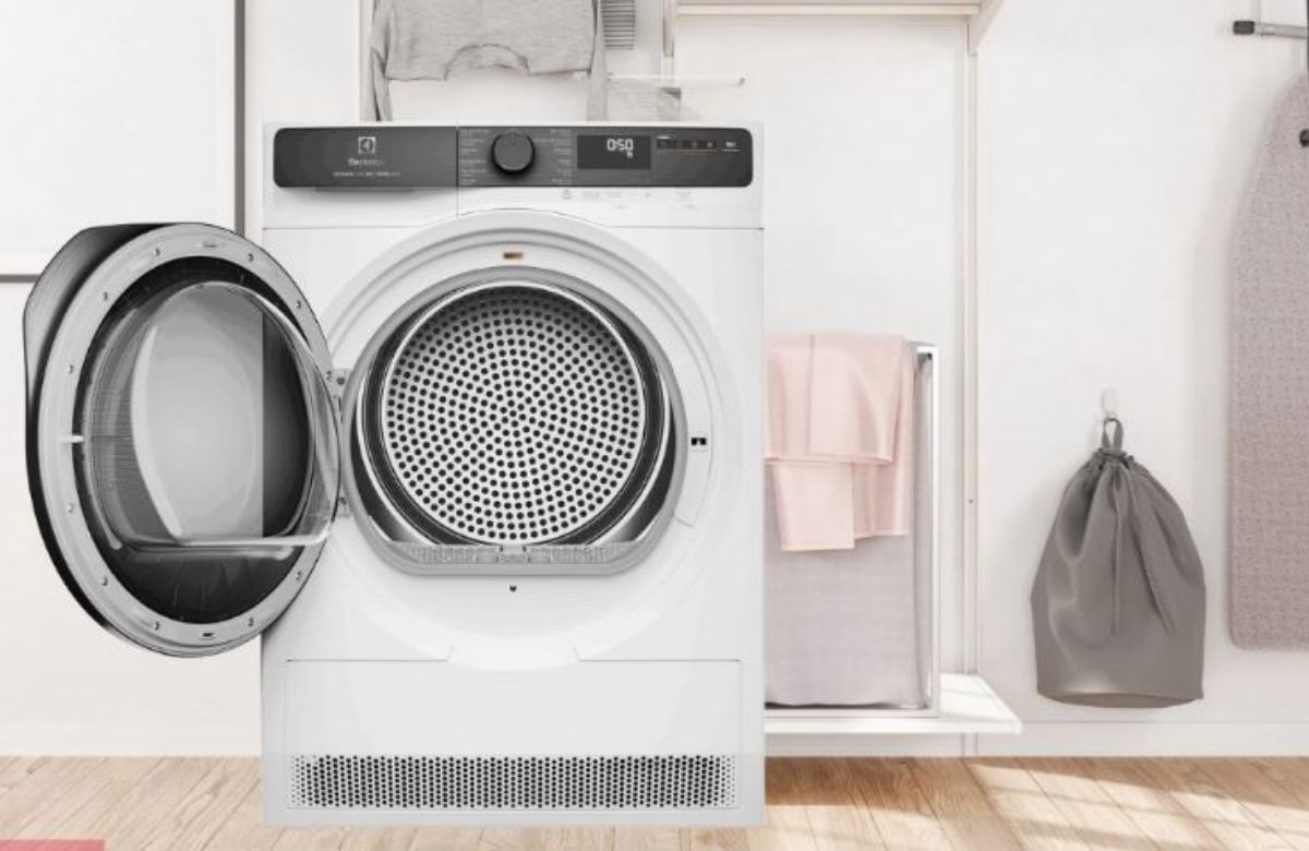 Với khối lượng sấy 8kg, máy đáp ứng tốt nhu cầu sấy số lượng lớn quần áo, chăn mỏng hay đồ sinh hoạt dịp Tết