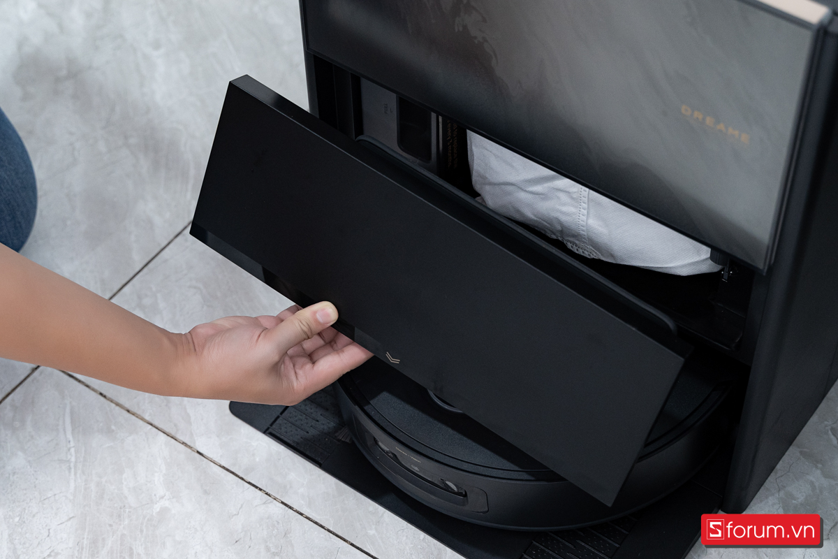 Hệ thống chứa chất tẩy rửa kép cũng giúp việc lau sàn đạt hiệu quả cao hơn so với chỉ dùng nước thông thường