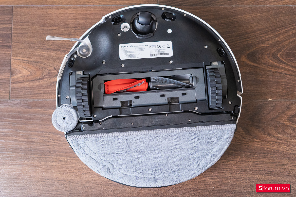 Roborock trang bị cho Saros 10 chổi lau và khăn lau FlexiArm