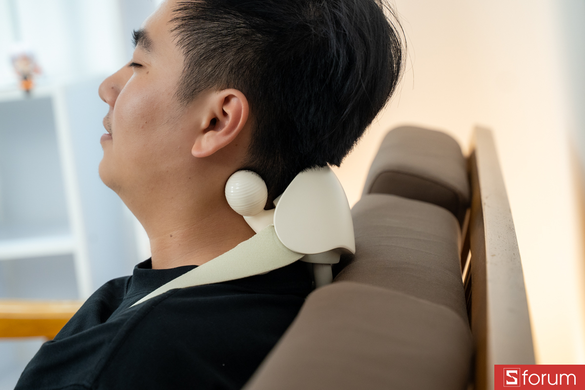 Trên tay máy massage cổ vai gáy SKG HS500-2