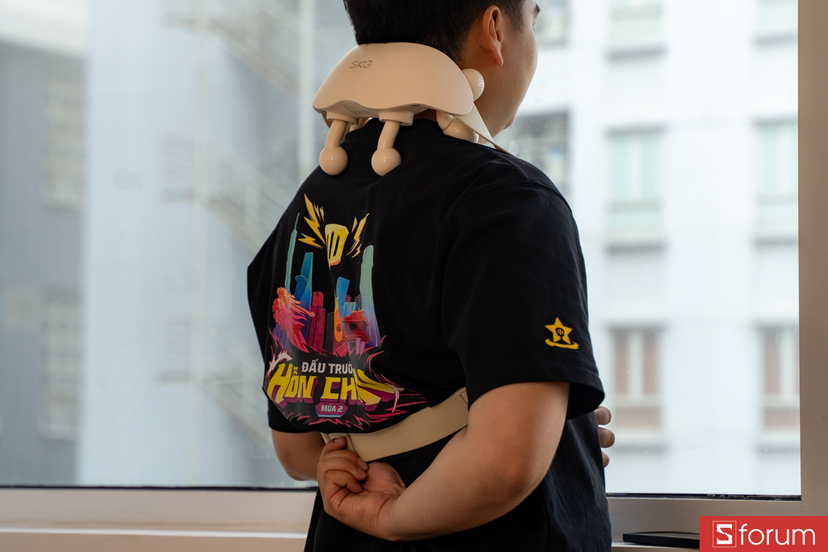 Đèn hồng ngoại 620nm được tích hợp bên trong giúp tăng cảm giác thư giãn và hỗ trợ lưu thông máu tốt hơn