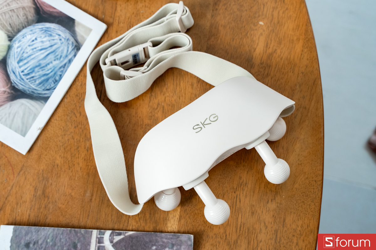 Dây đeo phía sau giúp cố định thiết bị tốt hơn, tránh tình trạng máy bị trượt khỏi vị trí massage