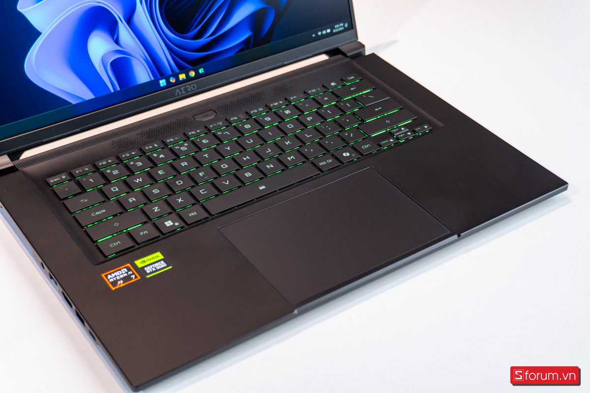 Gigabyte AERO X16 nổi bật nhờ ngoại hình đẹp mắt và cảm giác cầm nhẹ hơn