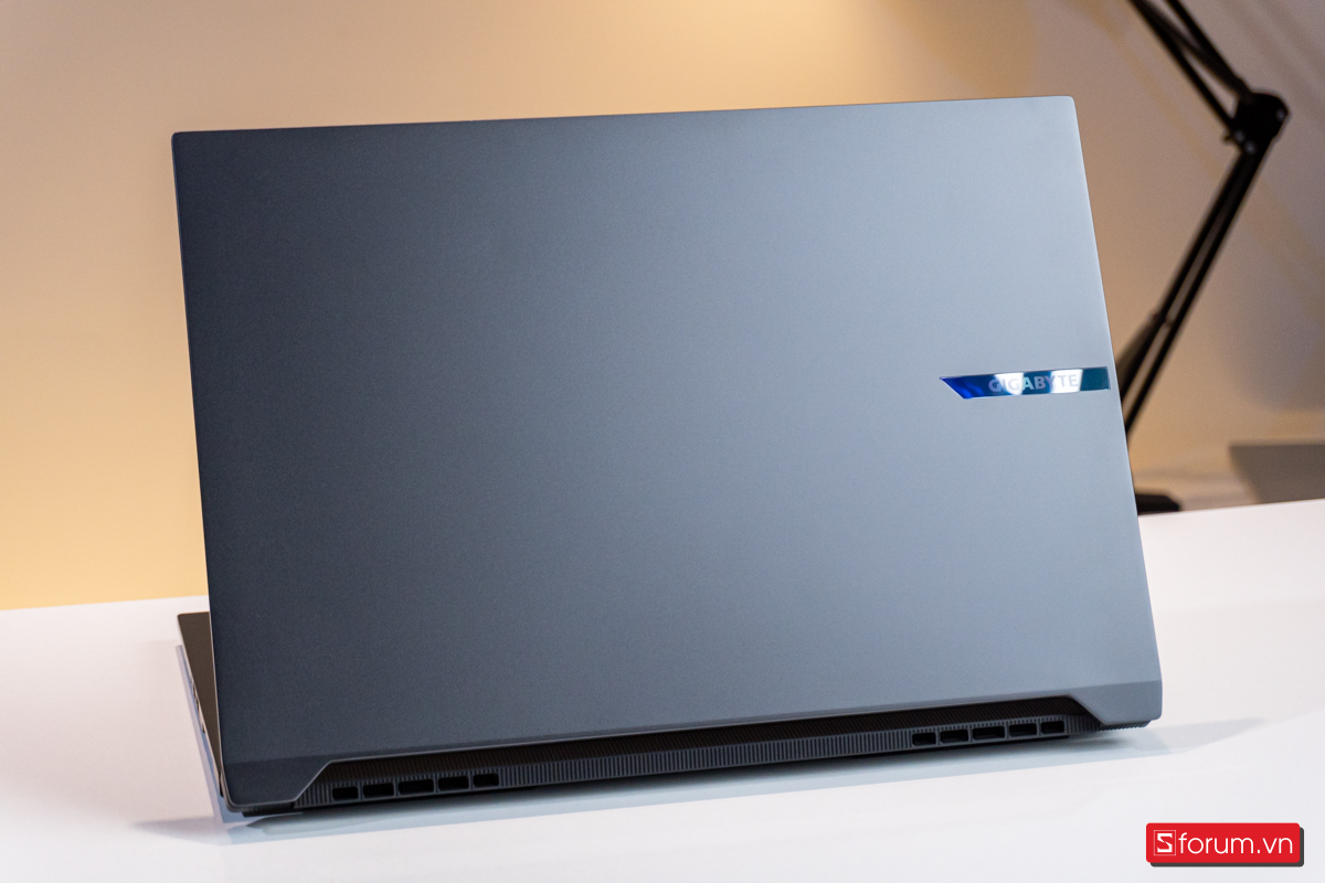 Gigabyte AERO X16 nổi bật nhờ ngoại hình đẹp mắt và cảm giác cầm nhẹ hơn