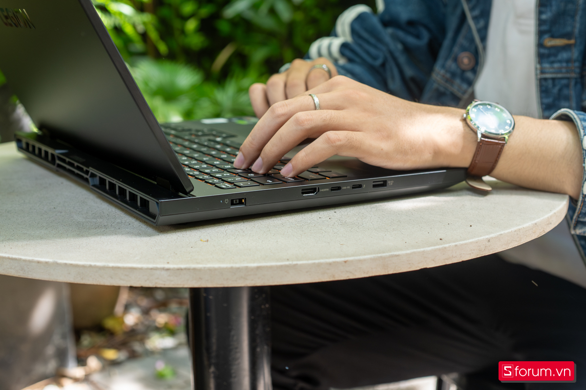 Legion 5 2025 mang lại cảm giác đầm tay và cứng cáp