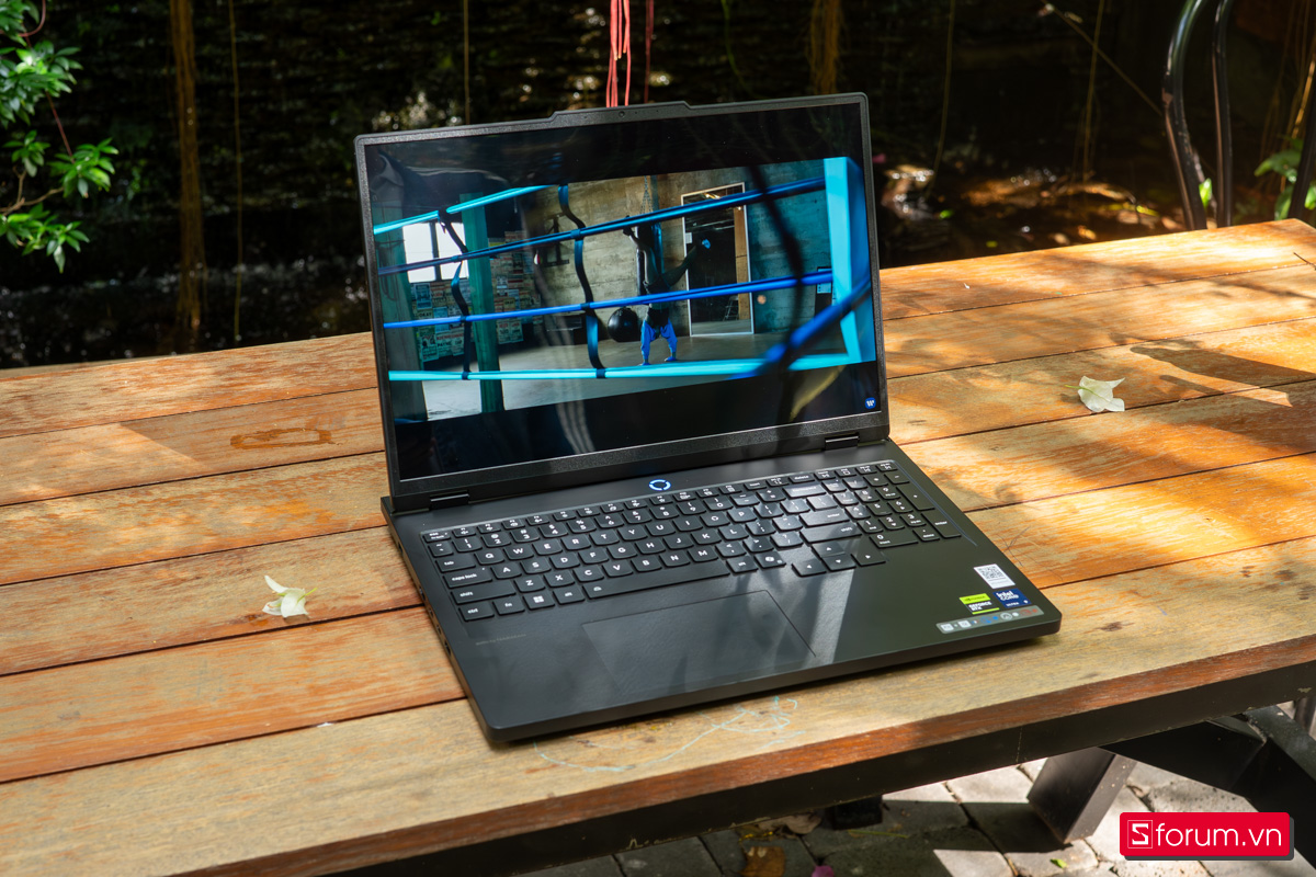 Màn hình hỗ trợ HDR rất tốt khi xem phim hoặc làm việc trong những môi trường có nhiều nguồn sáng