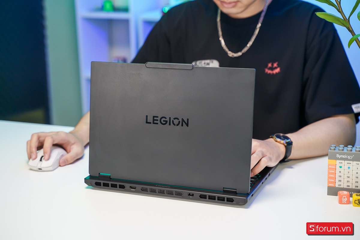 So sánh Lenovo LOQ 15 và Lenovo Legion 5 chi tiết