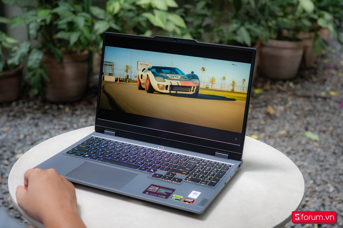 Lenovo LOQ 15 được trang bị tấm nền 15.6 inch Full HD