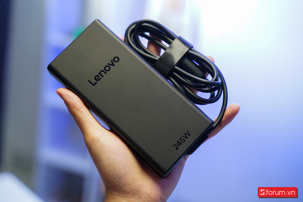 Lenovo Legion 5 đi kèm bộ sạc 245W