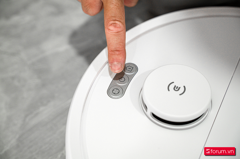 Cụm cảm biến LDS nhô lên cao và các nút nguồn, nút chức năng được đặt ngay đằng trước