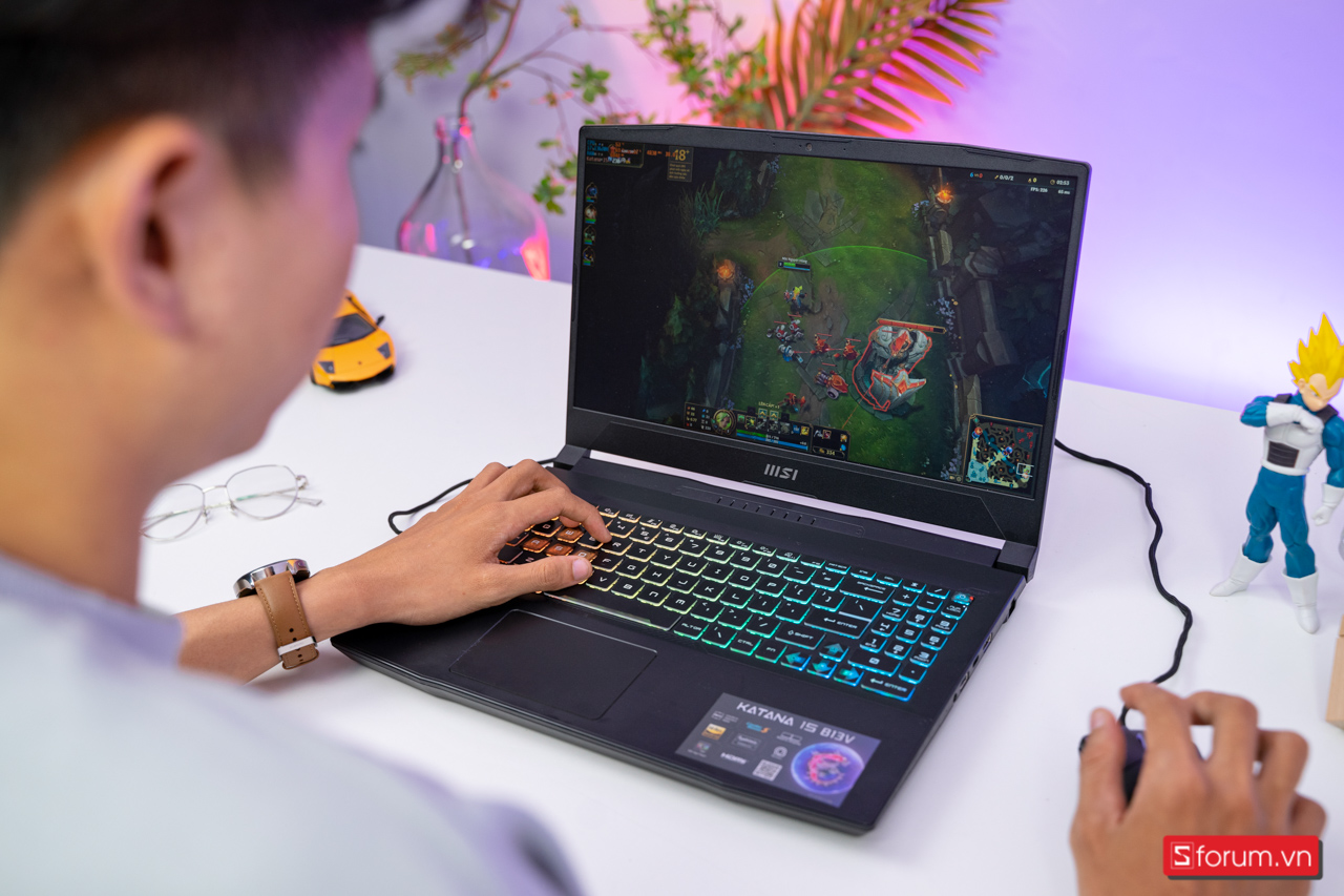 MSI Katana 15 HX vẫn giữ được mức cân nặng hợp lý cho một laptop gaming hiệu năng cao