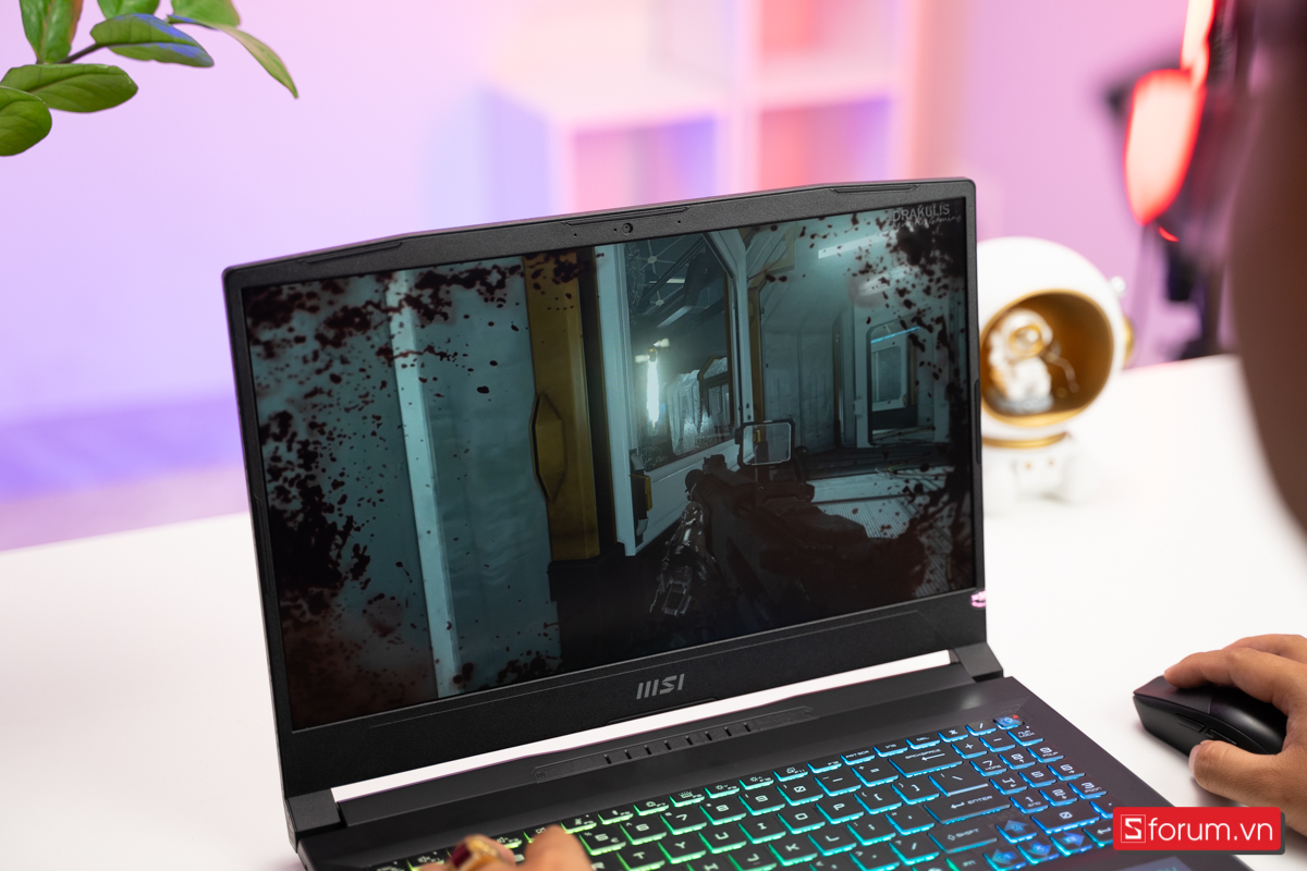 MSI Katana 15 HX vẫn giữ được mức cân nặng hợp lý cho một laptop gaming hiệu năng cao