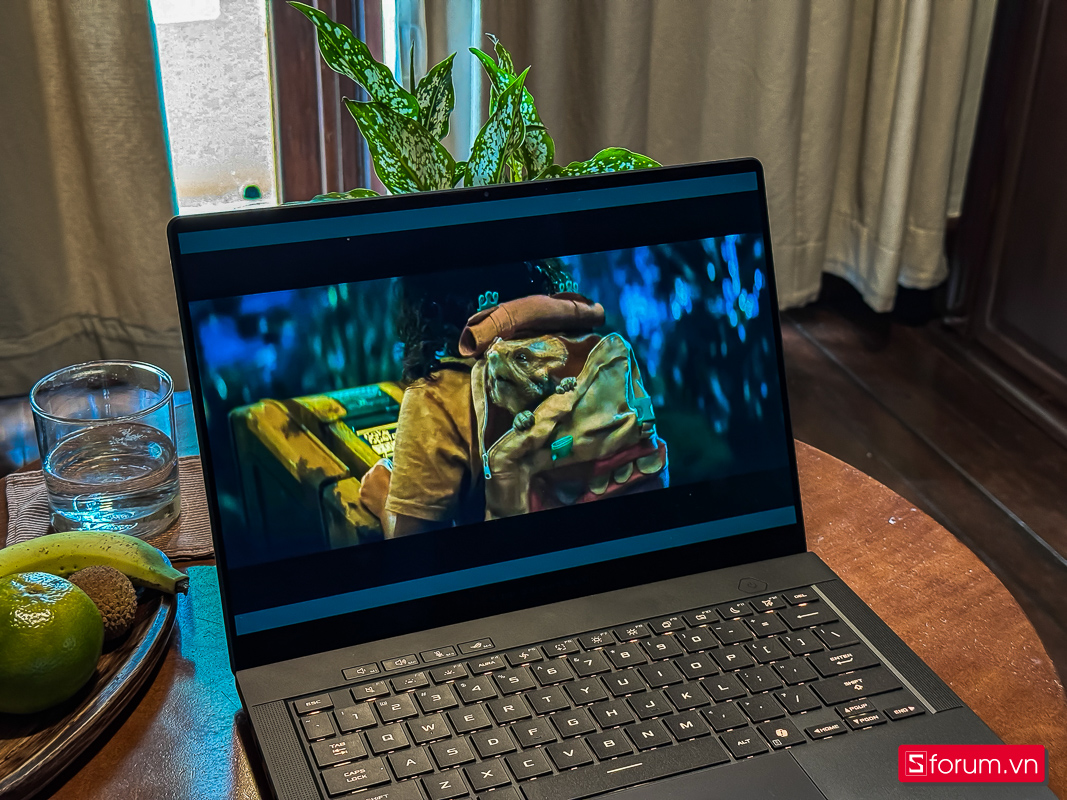 ASUS cũng không quên yếu tố trải nghiệm lâu dài khi trang bị cho máy viên pin 73Wh