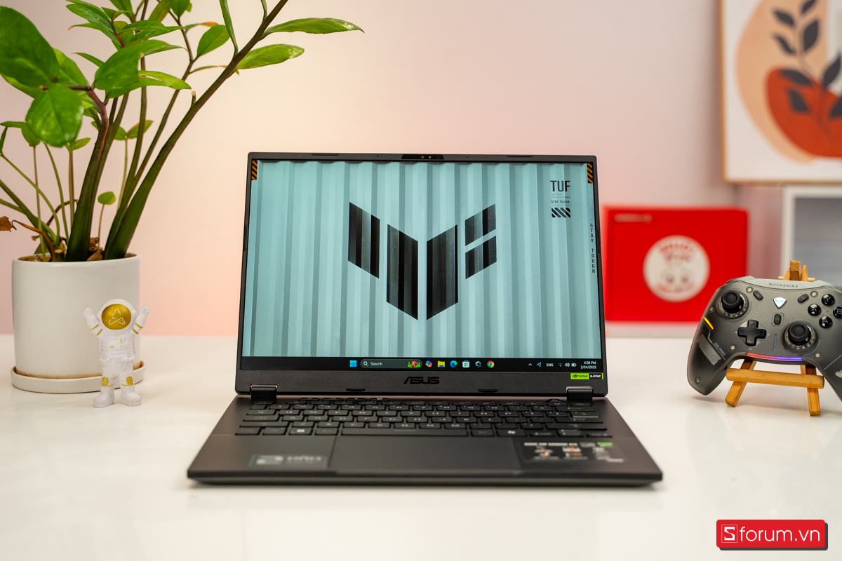 Máy này còn ghi điểm nhờ pin 73Wh khá ổn cho một mẫu laptop gaming hiệu năng cao