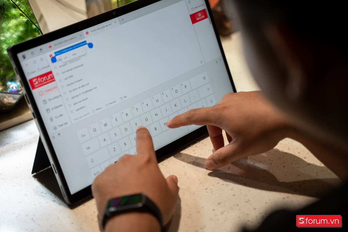 Máy được trang bị AMD Ryzen AI MAX+ 395 với 16 nhân 32 luồng