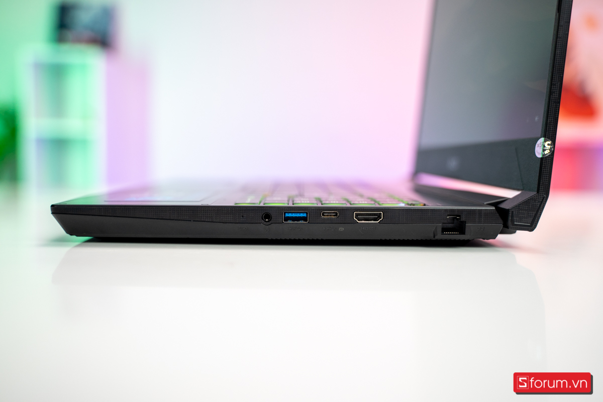 Hệ thống kết nối dễ dàng với màn rời, chuột, bàn phím hay capture card khi bạn stream