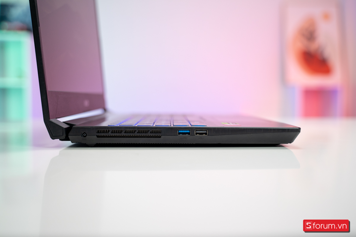 Hệ thống kết nối dễ dàng với màn rời, chuột, bàn phím hay capture card khi bạn stream