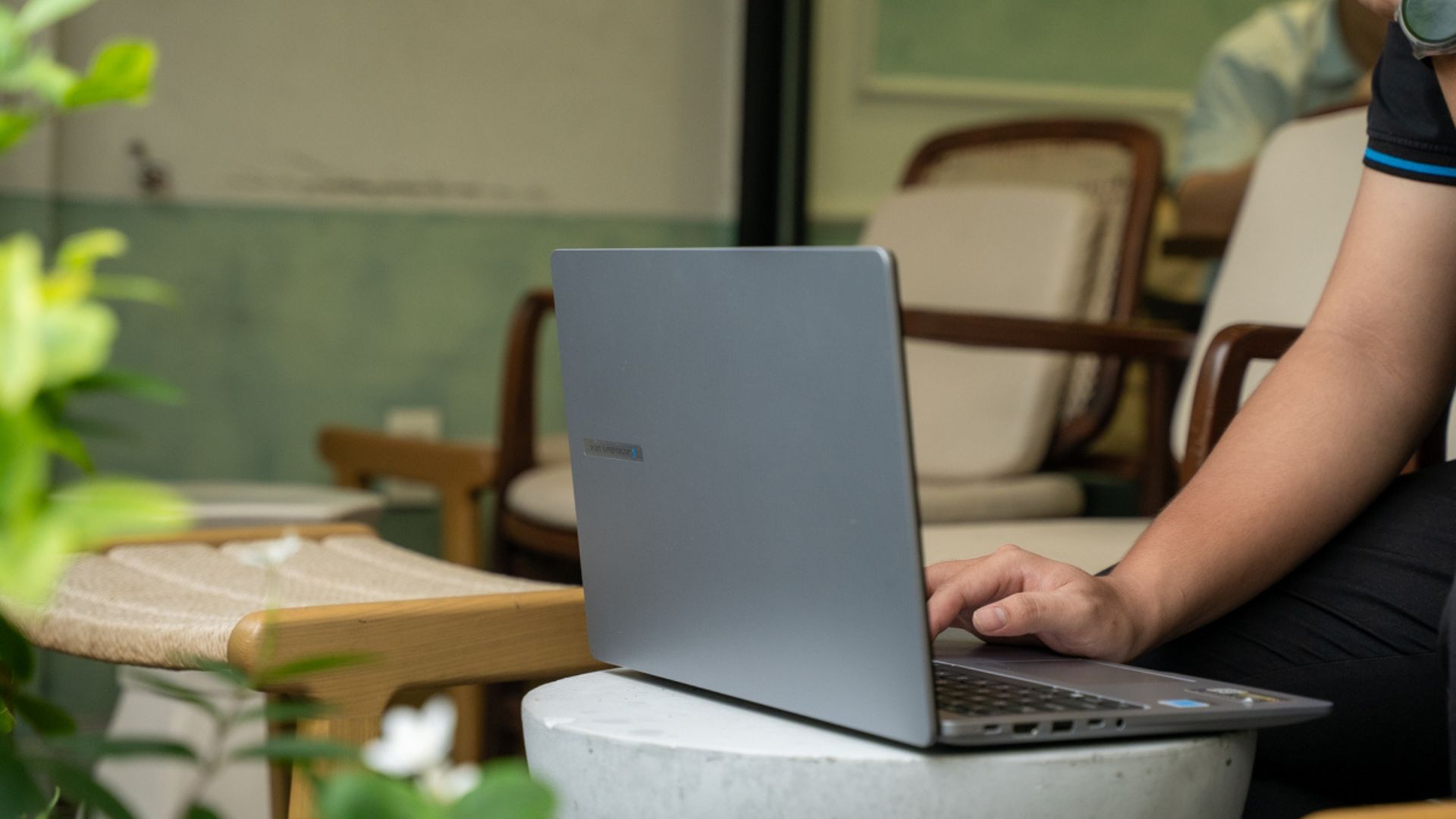 Top 4 laptop mỏng nhẹ 22 triệu gọn nhẹ dễ mang, đa nhiệm mượt cho dân văn phòng đáng mua nhất 2026