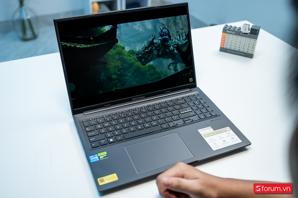 Tần số quét 144Hz mang lại cảm giác mượt hẳn khi rê chuột hay chơi game eSports