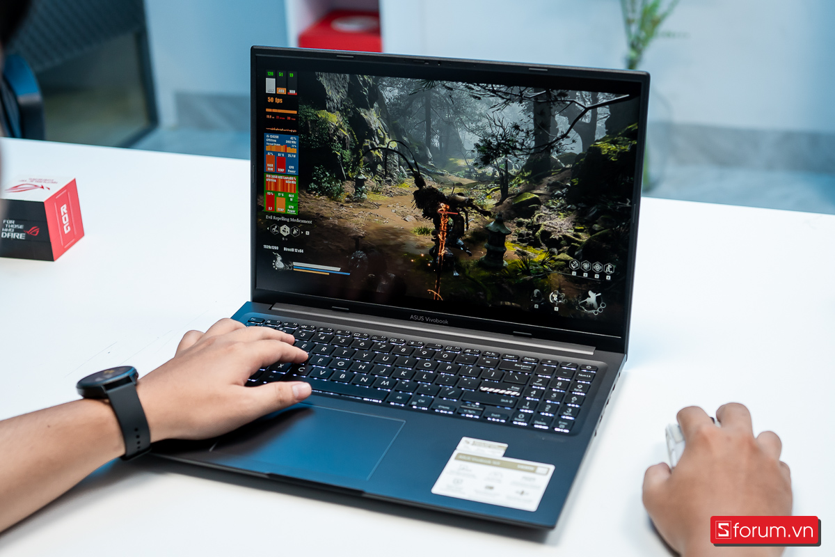 Tần số quét 144Hz mang lại cảm giác mượt hẳn khi rê chuột hay chơi game eSports