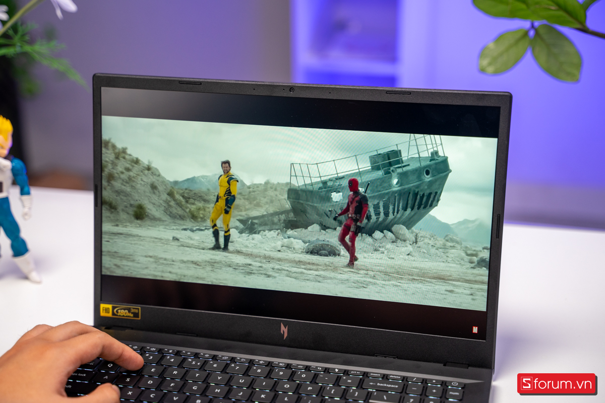 Màn hình 15.6 inch Full HD tần số quét 144Hz 