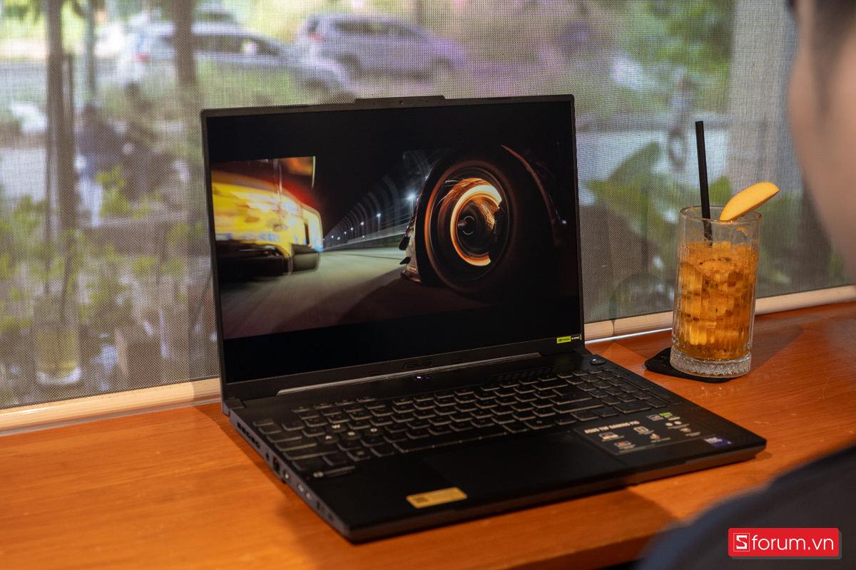 F16 sở hữu màn hình 16 inch độ phân giải Full HD