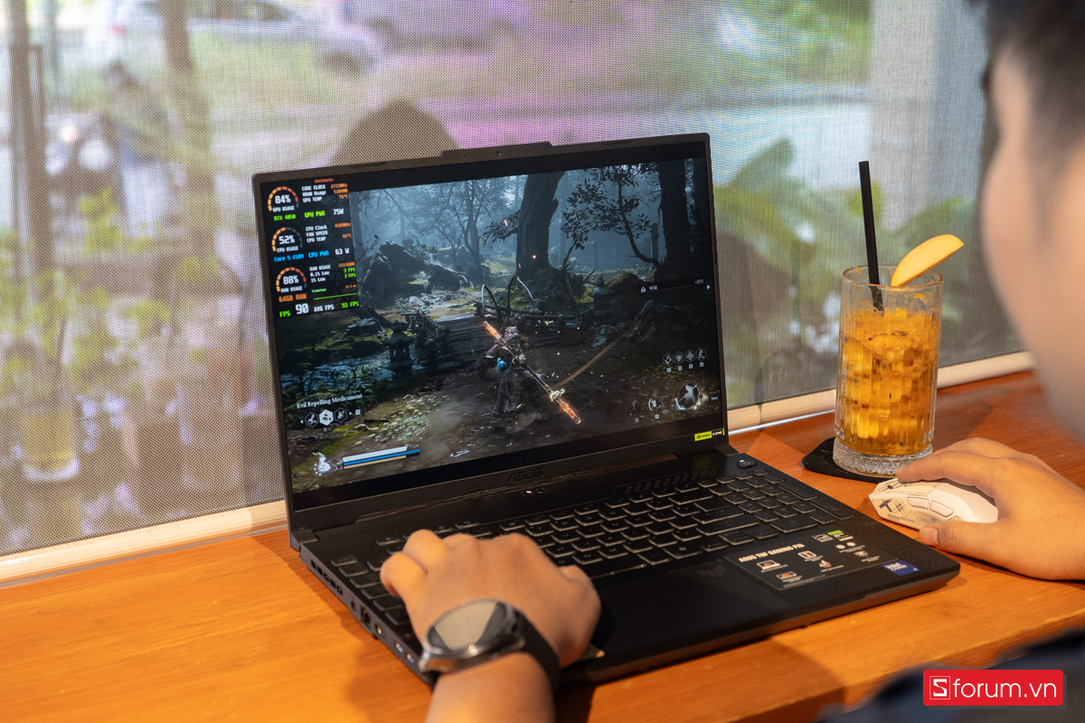 TGP lên đến 140W, chiếc laptop này cho khả năng chiến game AAA ở mức thiết lập cao