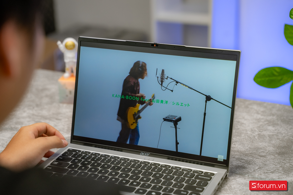 Một điểm nữa khiến mình khá thích ở chiếc Acer Aspire Lite Gen 2 này là pin 58Wh