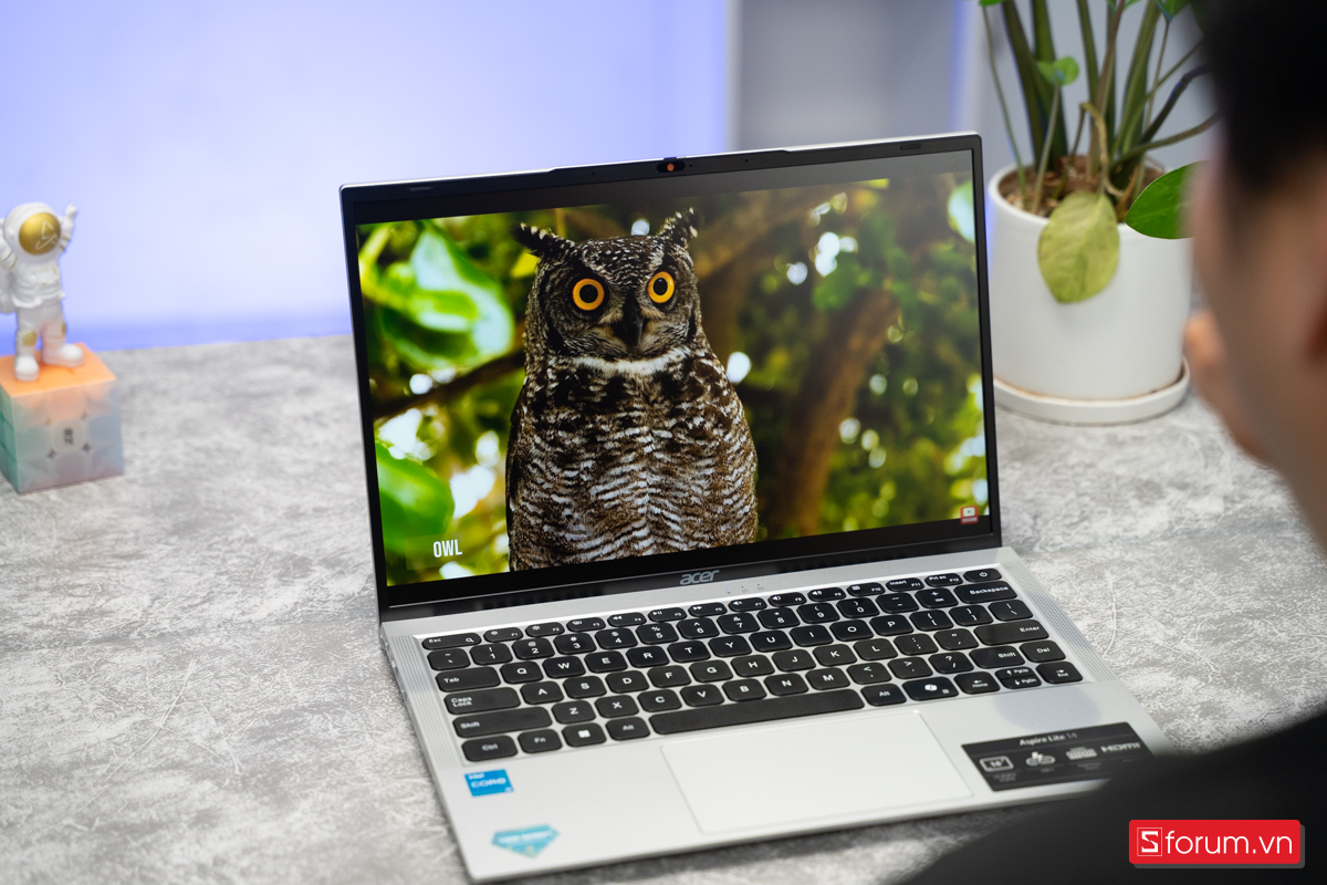 Máy sở hữu màn hình 14 inch độ phân giải WUXGA (1920 x 1200), dùng tấm nền IPS