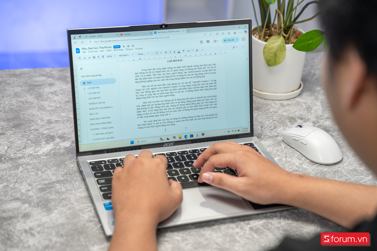 Máy được trang bị Intel Core i3-1305U đi cùng RAM 8GB DDR5