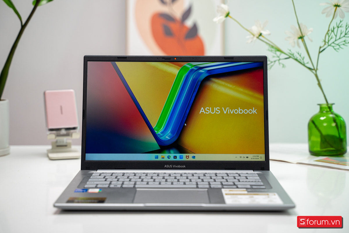 Màn hình 14 inch khiến tổng thể máy trông gọn hơn