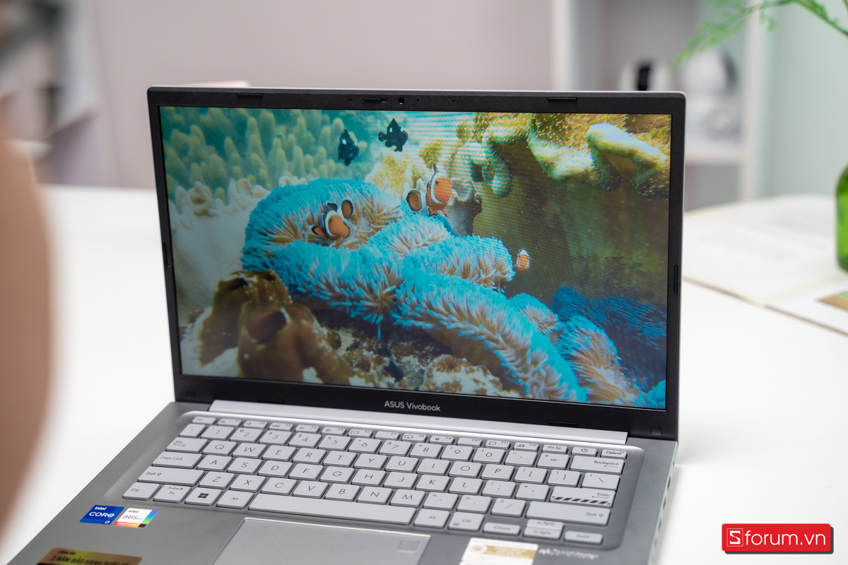 Màn hình 14 inch khiến tổng thể máy trông gọn hơn