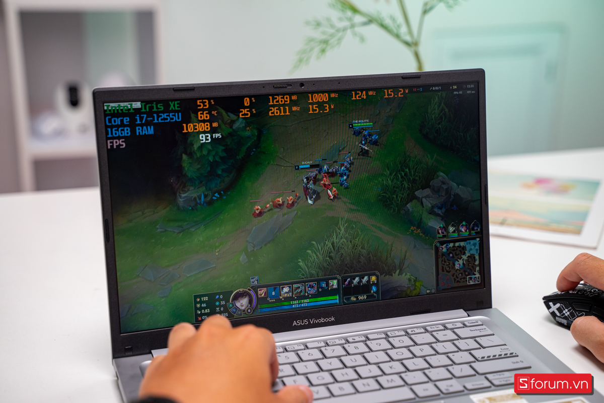 Phần pin của máy sử dụng viên pin 42Wh, và theo mình đây là mức khá tương đồng với nhiều mẫu laptop học tập phổ thông hiện nay