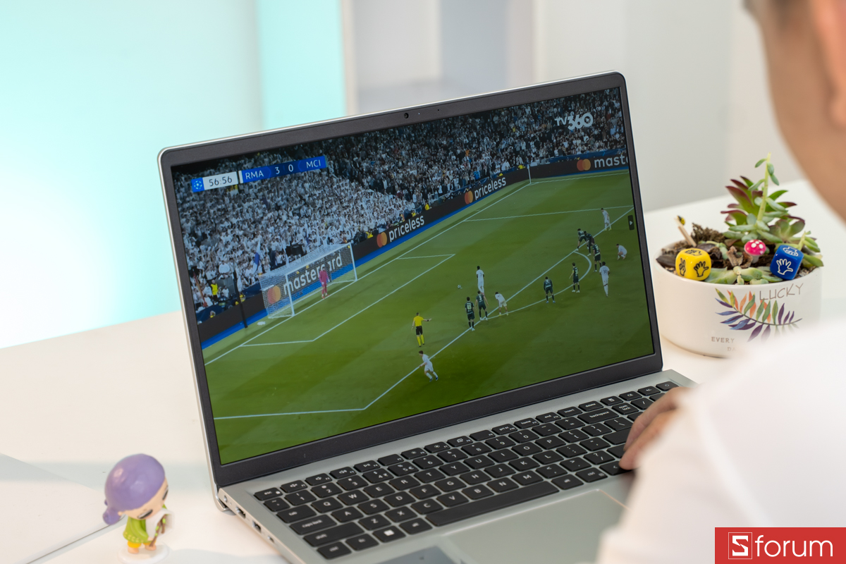 Điểm khiến mình chú ý nhất ở chiếc máy này nằm ở màn hình 15.6 inch Full HD tấm nền IPS